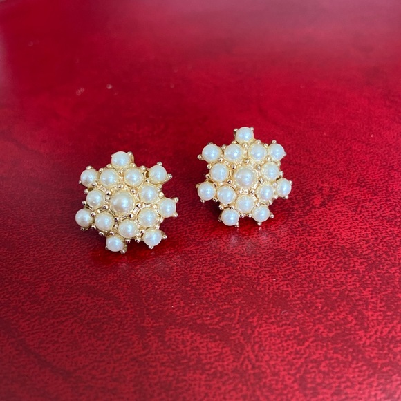 Vintage Costume Jewelry Faux Pearls Screw Back Earrings Awesome! 7/8” Large! - Picture 2 of 6